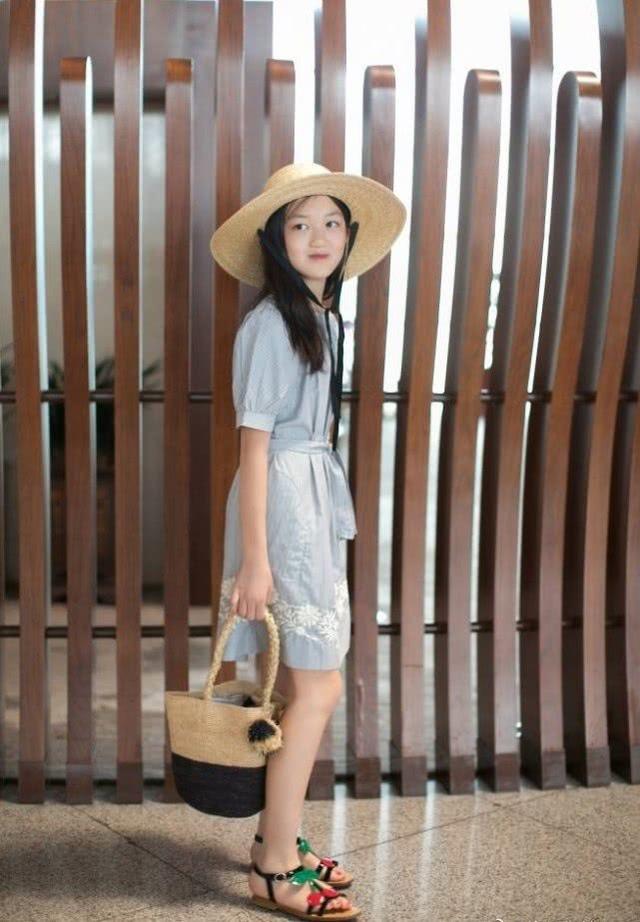 李嫣新造型完美hold住，烟熏妆配大耳环成熟复古不输当年王菲