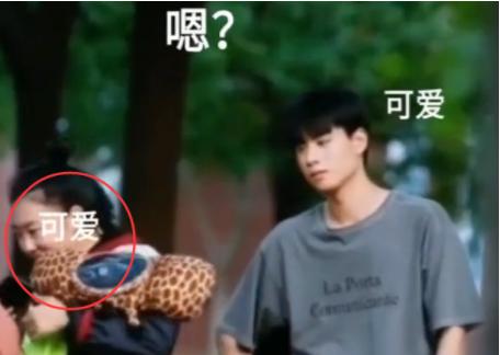 网友拍照，胡一天悄悄入镜和她合影，网友下意识反应像极了爱情