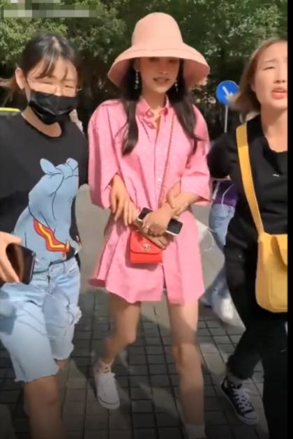 孙怡瘦到走路要“两个人扶”？看到她生图下的腿：换我我也站不稳