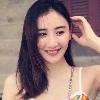 她刚被求完婚，就被拍到小腹隆起了，看来是要双喜临门？