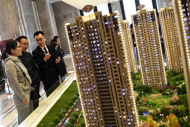 ﻿金融热话\地产投资多方承压或出现断崖式下行\联讯证券首席经济学家 李奇霖