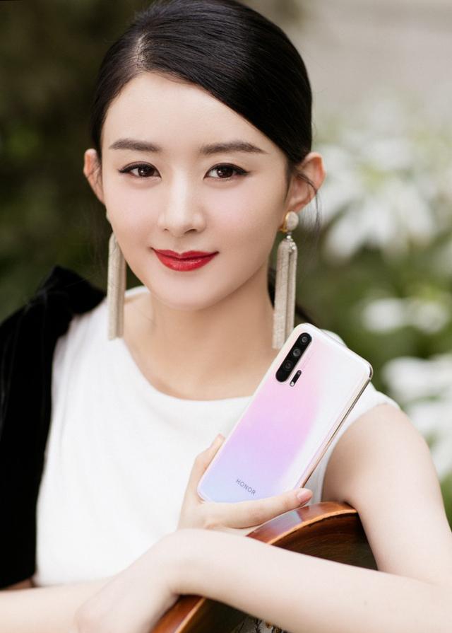 赵丽颖产后首秀，与荣耀共话新女性职场焦虑与破冰