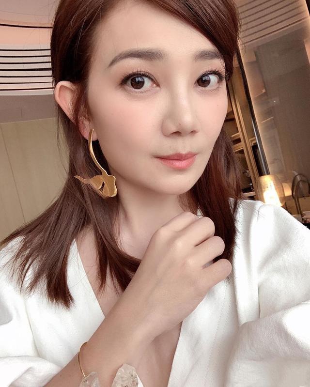 原创 梁静茹出门被抓拍，蓬头垢面好邋遢，身材发胖体态臃肿！