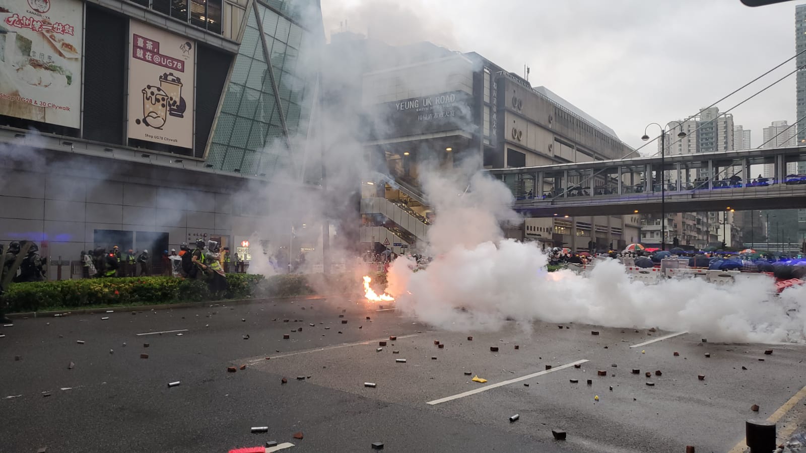 【荃葵青游行】杨屋道示威者反攻投掷砖头汽油弹 警方举橙旗开枪
