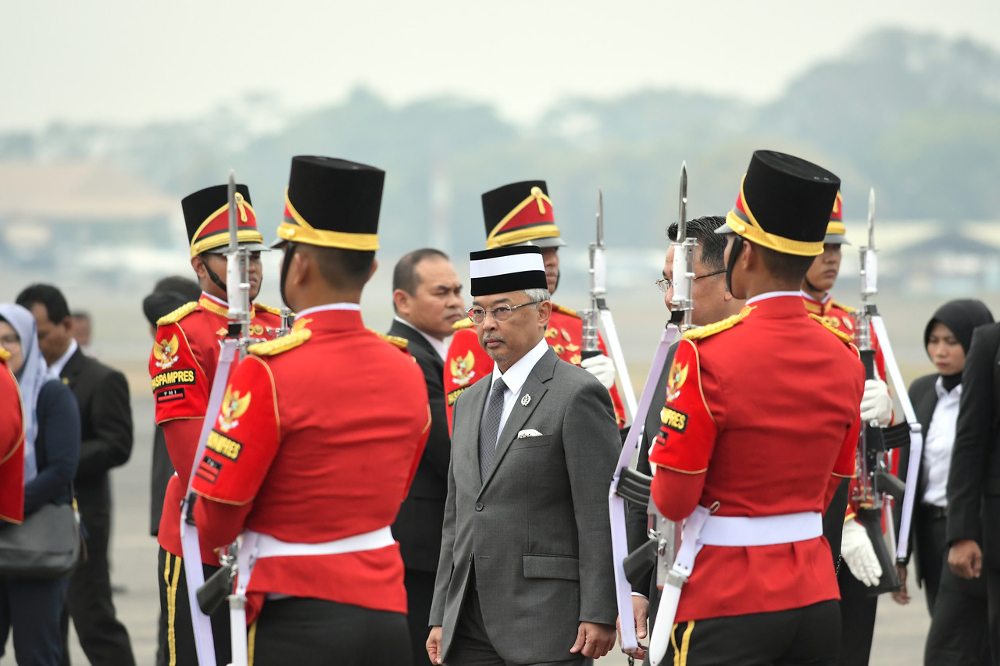 King again alights from official car to check on accident victim