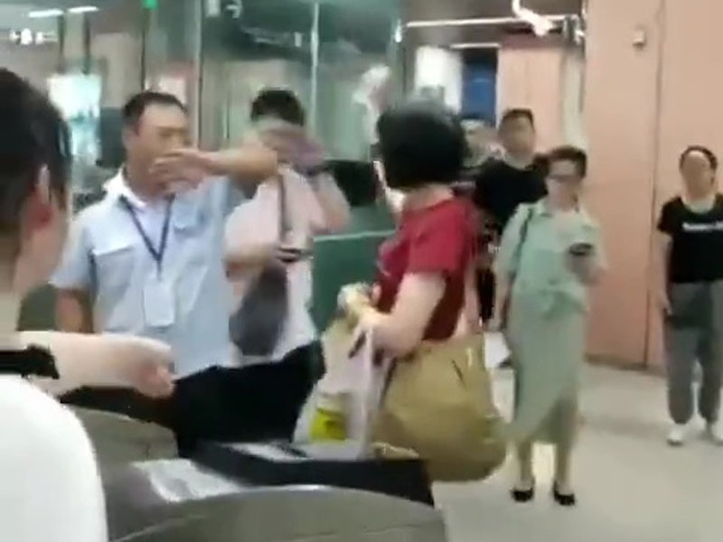 女子带喷雾进北京地铁被阻 当场乱喷被警告