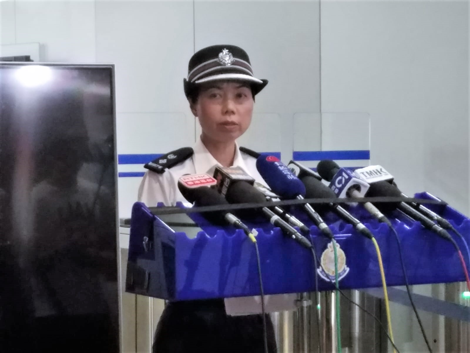 【荃葵青游行】6警拔枪戒备　警方:向天开枪表现英勇克制