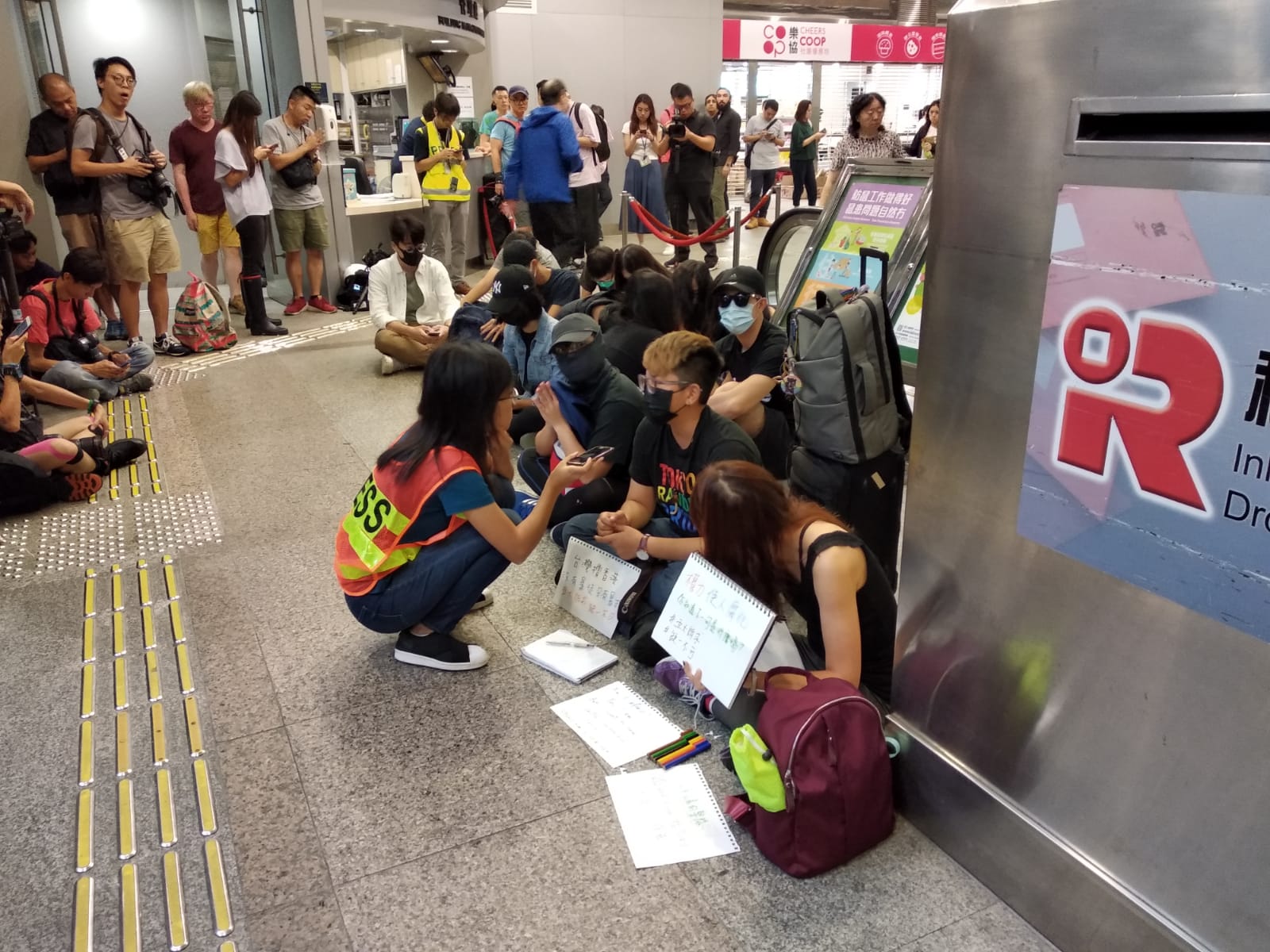 【逃犯条例】网民再发起税局静坐 口罩黑衣人聚集