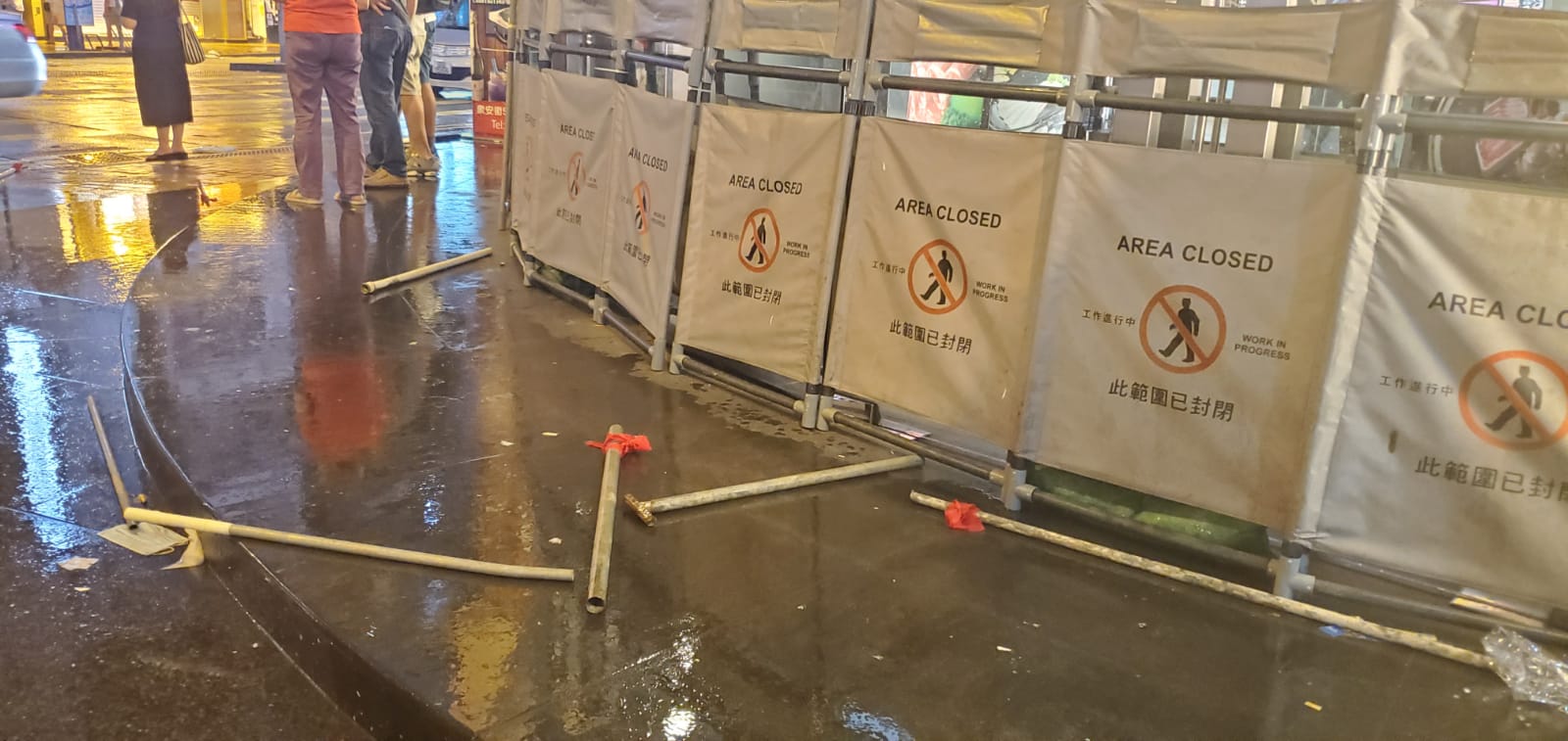 【荃葵青游行】沙咀道数十名疑手持铁通利刀及国旗白衣汉聚集被警员驱散