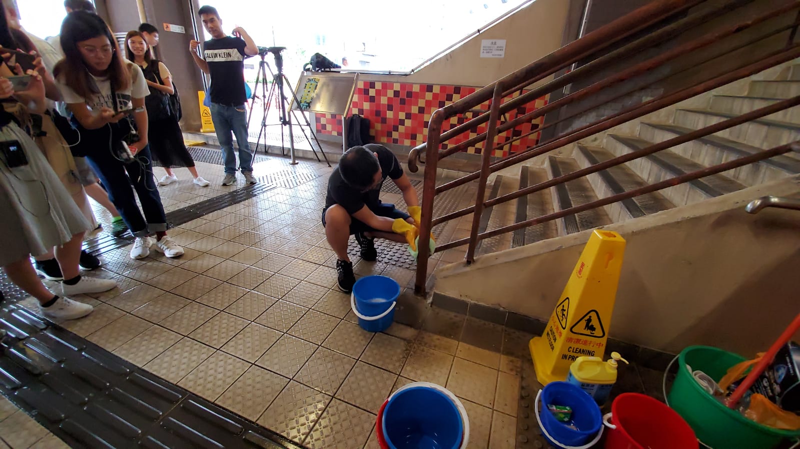 【荃葵青游行】忧留有残馀化学物 社区组织自发清理杨屋道街市