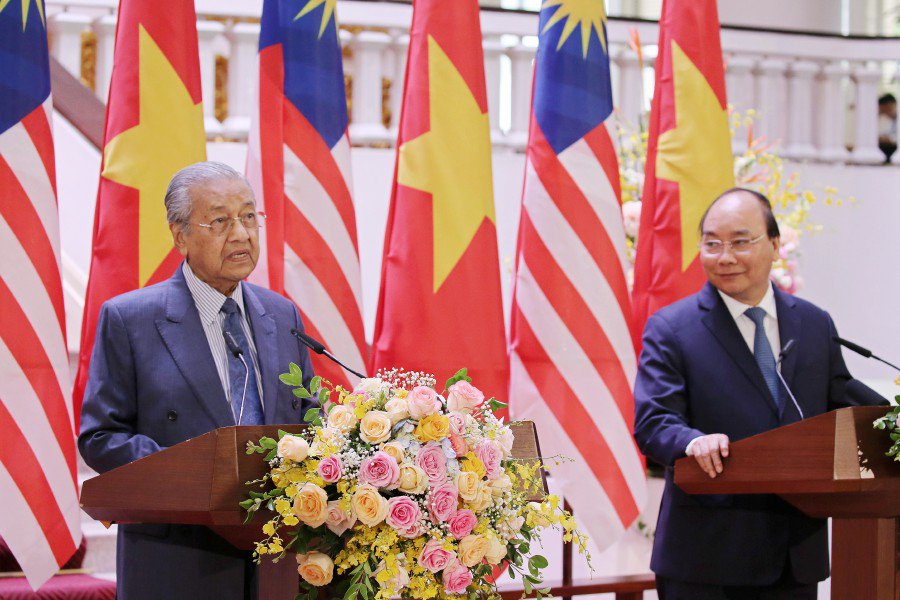 Steer clear of corruption, Dr M tells Malaysian businessmen abroad