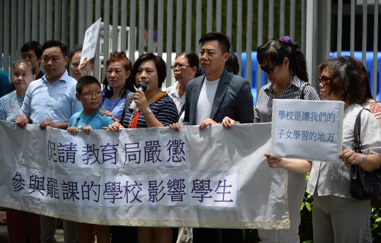 【逃犯条例】一批家长到政总请愿 促教育局惩处罢课学校及教师