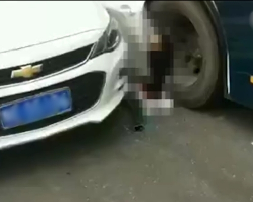 河南女司机公路上突然下车 被后方巴士撞上夹死两车之间