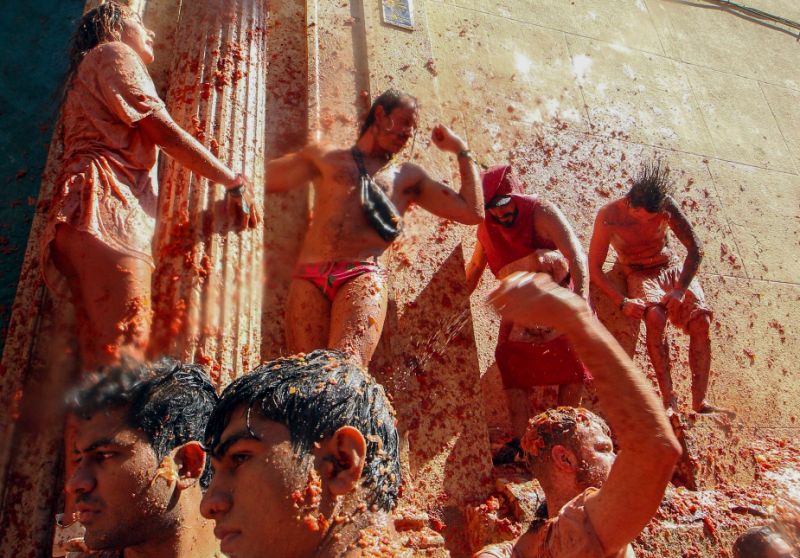 People see red at Spain's 'la tomatina' tomato-throwing festival