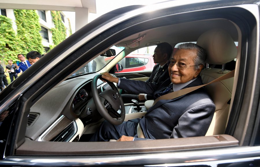 Dr M test drives the VinFast SUV in Hanoi