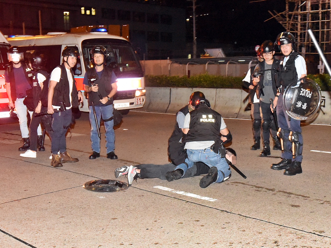 【逃犯条例】昨晚深水埗拘18人 警指有人带砖头镭射笔「食糖水」