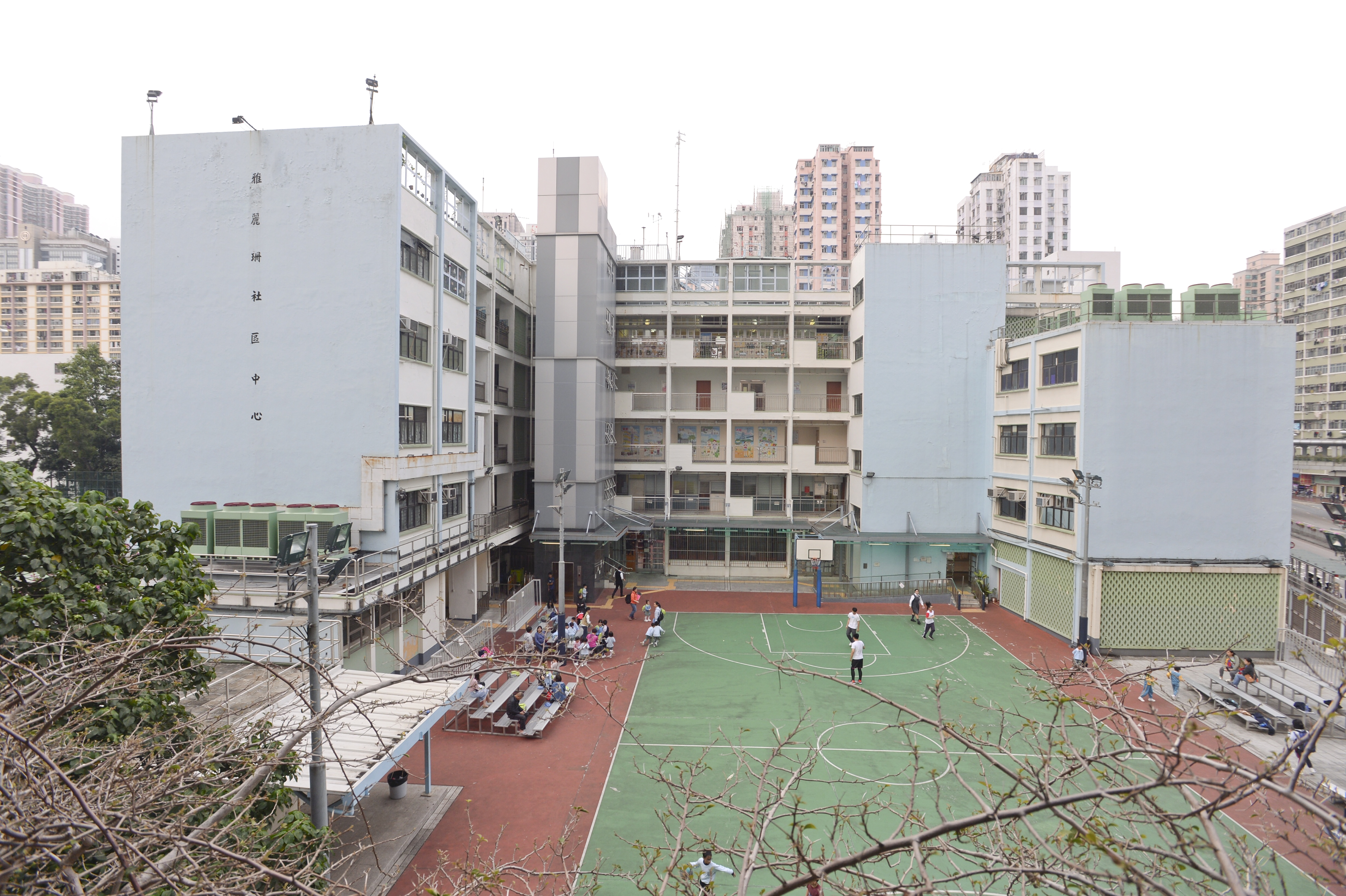 7旬翁危企荃湾社区中心天台 被劝服送院