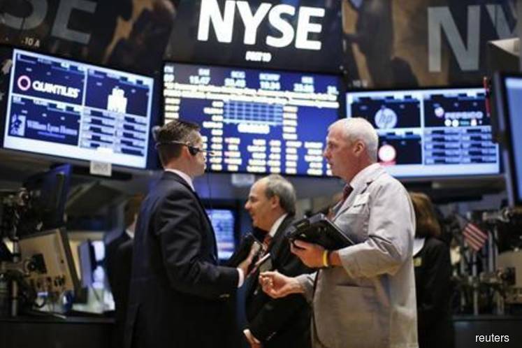 Investors flee Wall Street, seek shelter in bond and gold