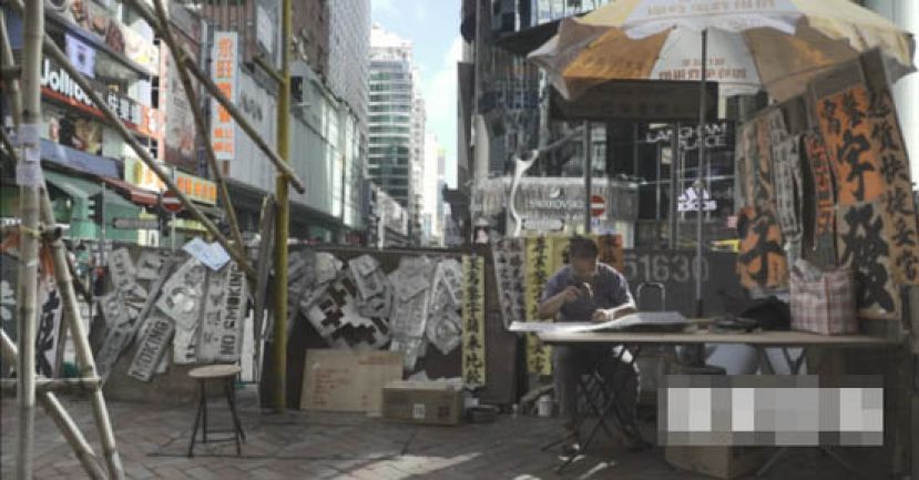 街头凿字四十年：赚钱不多但有人欣赏又能服务社会就好