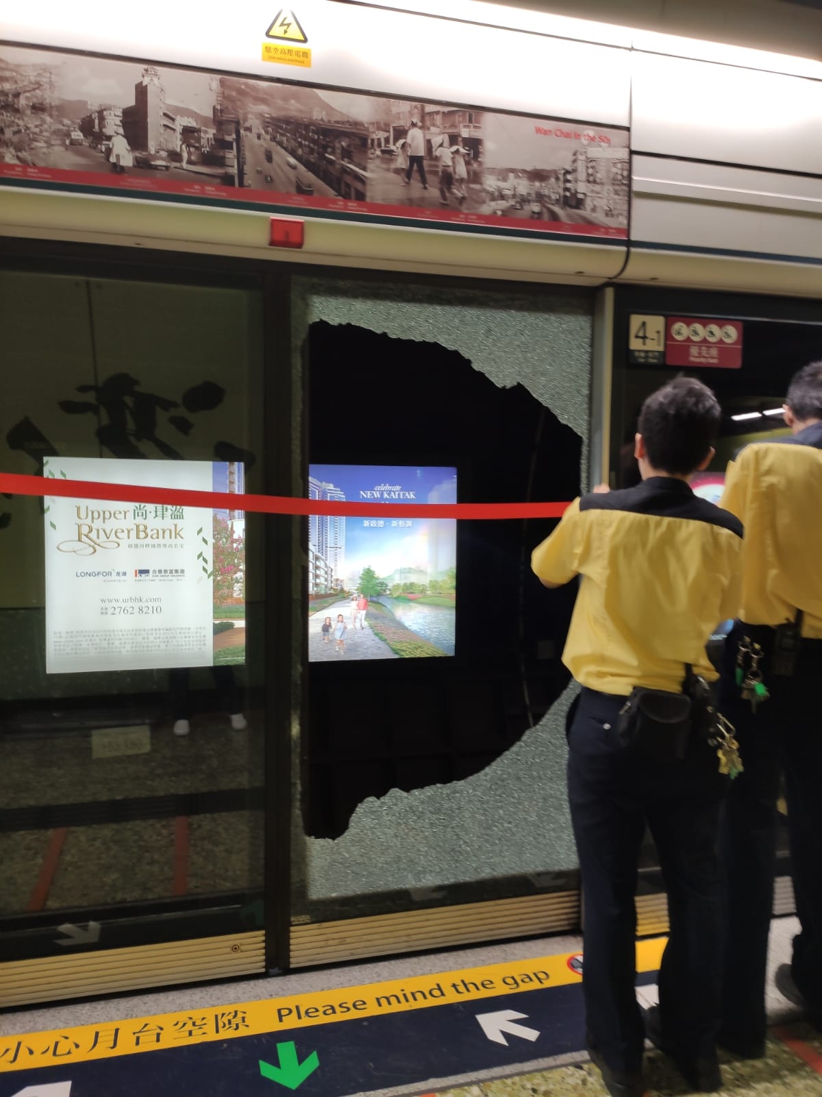 湾仔站月台幕门遭撞毁铁栏跌入路轨 港铁报警