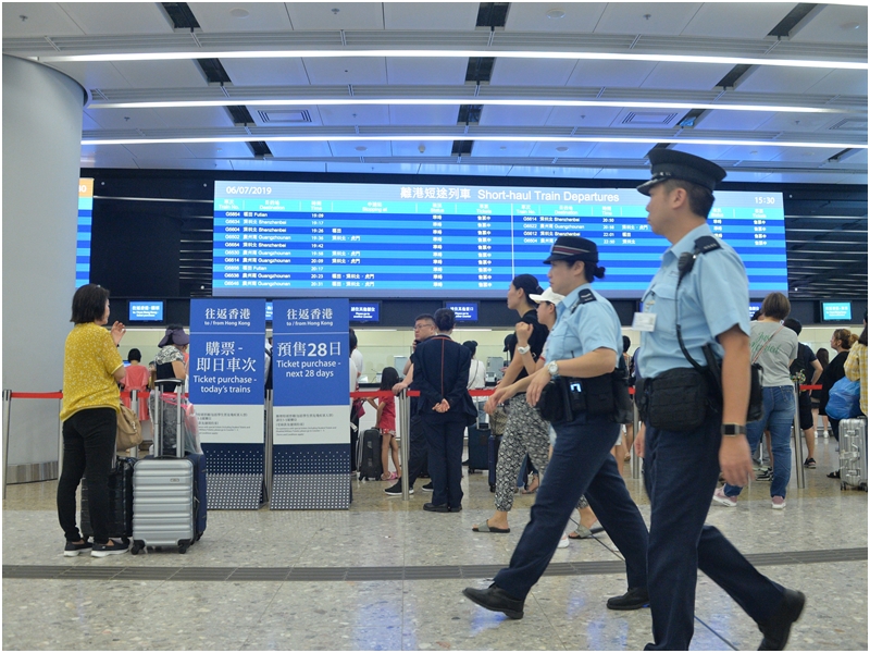 港铁：因应警方要求 西九站多个出入口暂时关闭