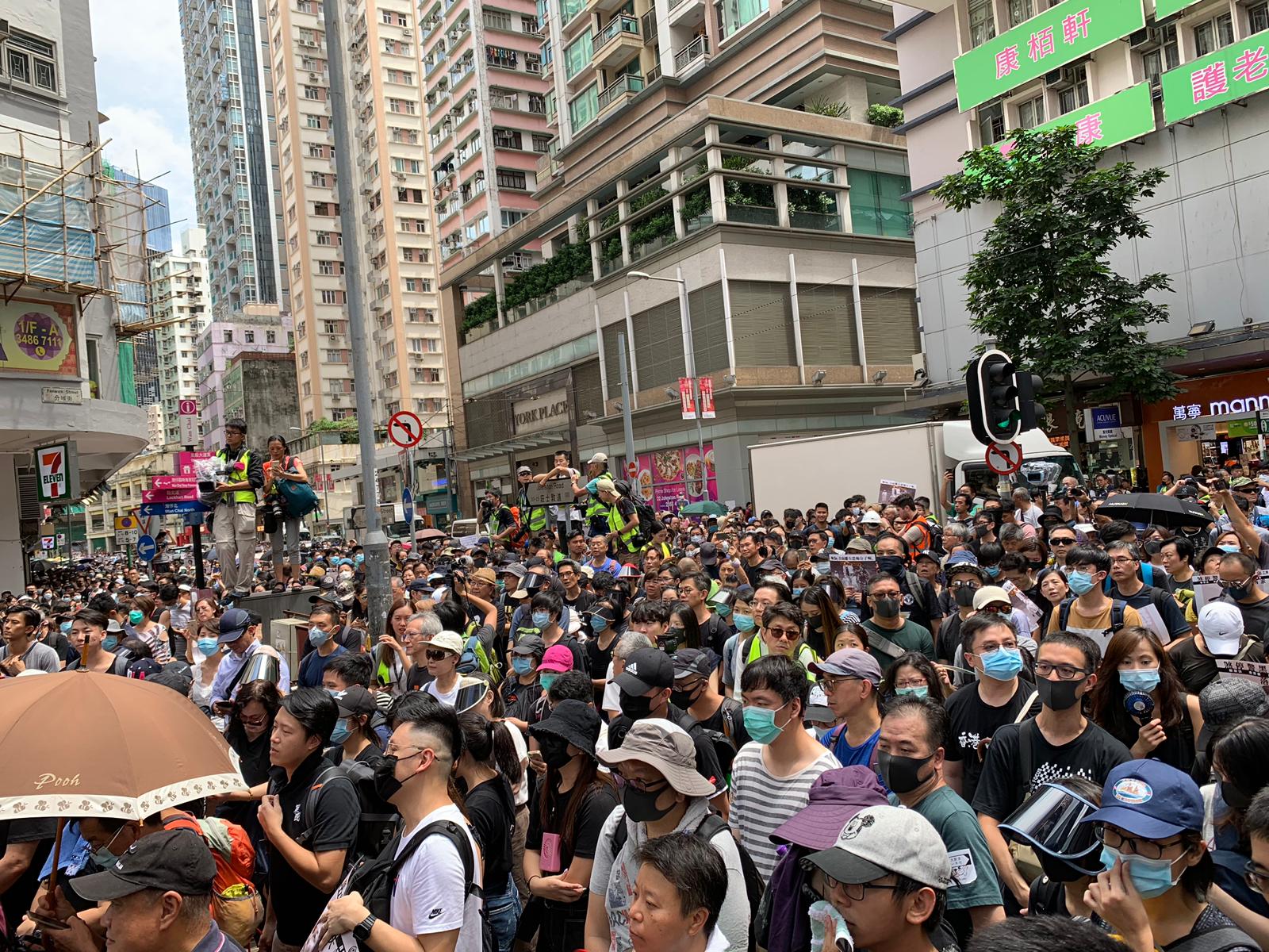 指示威者佔据轩尼诗道及花园道等 警方警告立刻停止违法行为