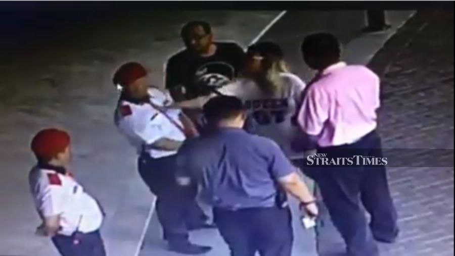 Watch: 'Datin' slaps security guard for preventing food delivery to her condo unit