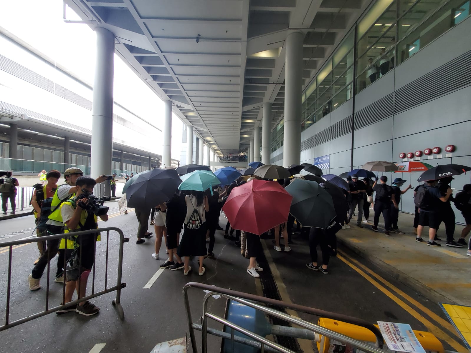 【堵塞机场】示威者图闯客运大楼被阻止 以手推车铁马筑路障