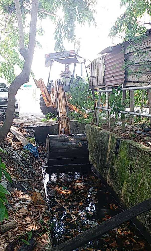 All kinds of trash discarded into drains