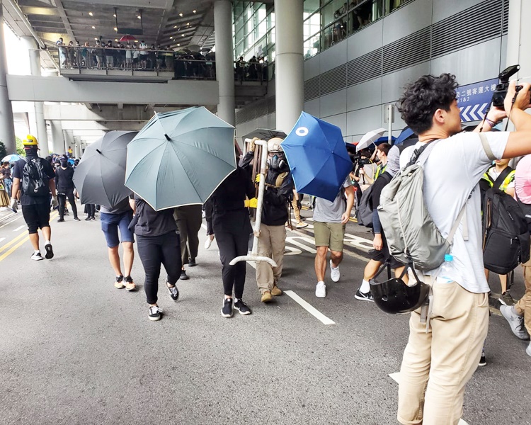 【堵塞机场】法庭禁令仍生效 警指示威者或构成藐视法庭