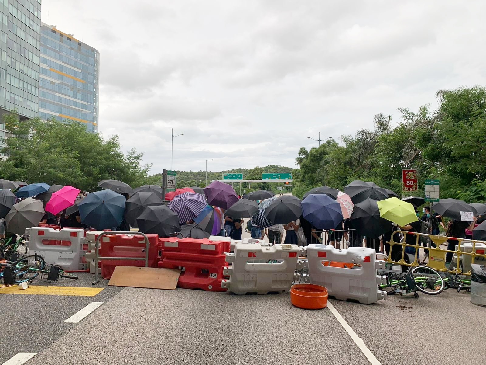【堵塞机场】示威者退往东涌 杂物堵赤鱲角南路迴旋处