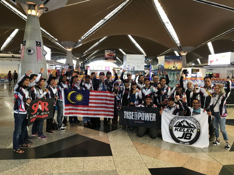 27人挑战登珠峰让国旗飘扬
