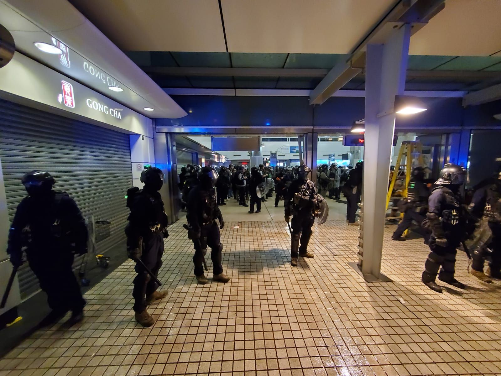 【堵塞机场】防暴警进东涌站清场 一度登列车车厢截查