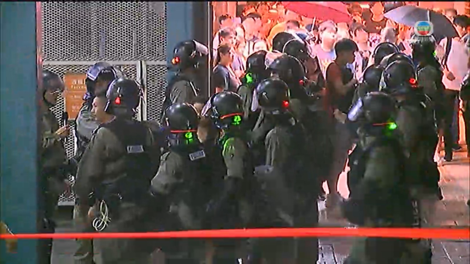 【堵塞机场】防暴警中环码头戒备 截查坐船抵达乘客