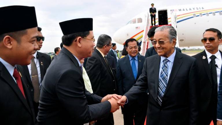 Mahathir arrives in Phnom Penh for 3-day official visit