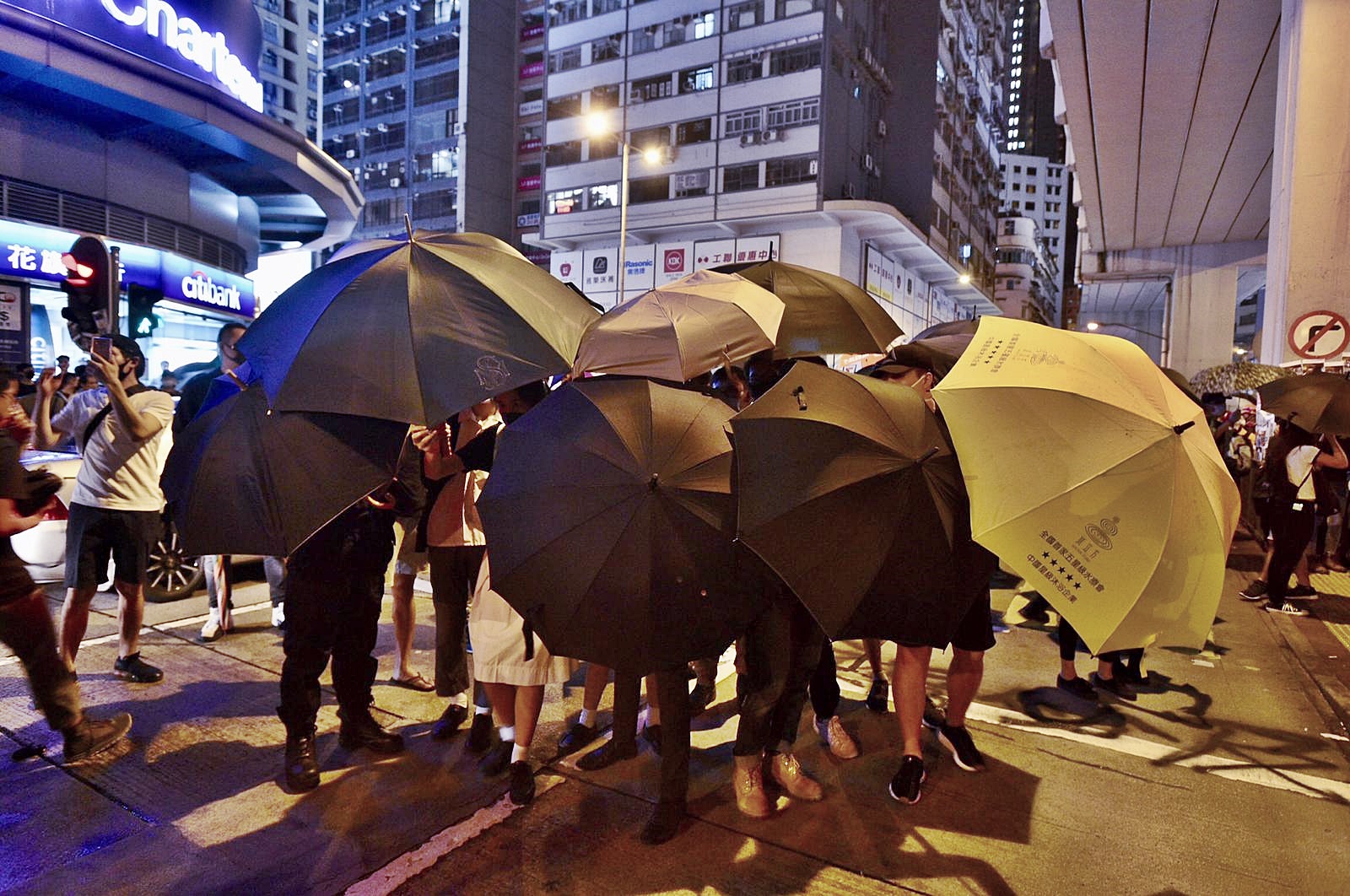 【逃犯条例】防暴警旺角警署外施放催泪弹 拘至少11人