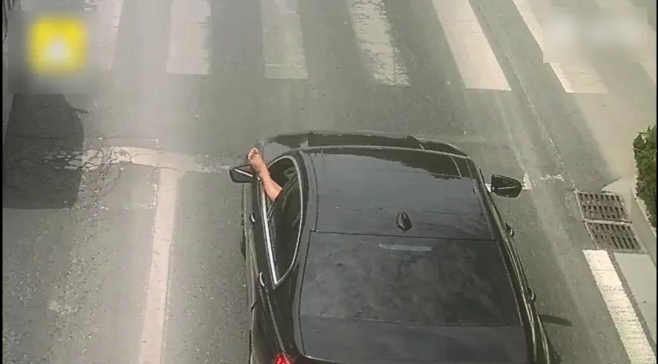 驾车途中伸脚出窗外 江苏男：脚臭严重需透气