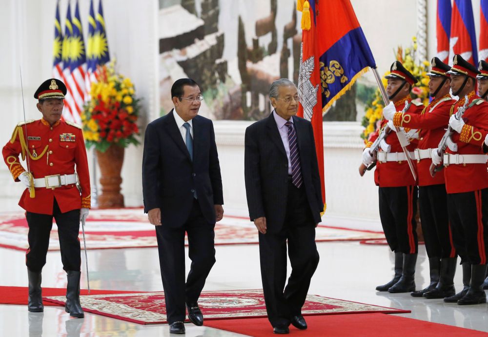 Cambodia rolls out red carpet for Dr M