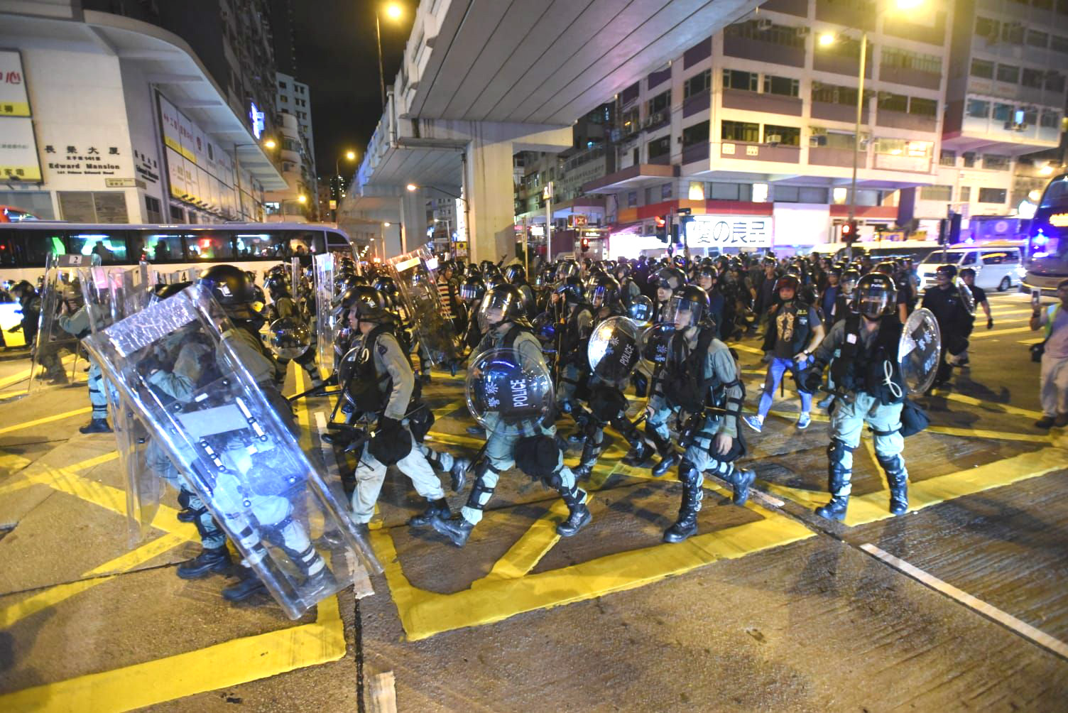 【修例风波】休班警配备伸缩警棍 警方称要执法时表露身份