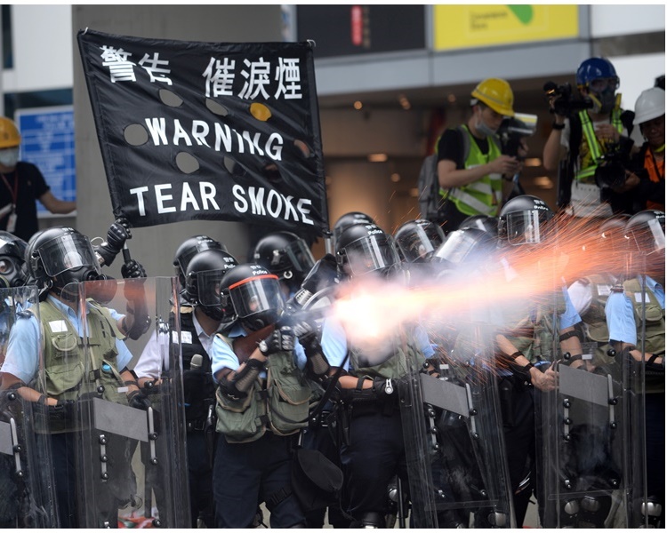 【逃犯条例】调查指75名清洁工被迫吸入催泪烟 有人匿公厕避过夜　