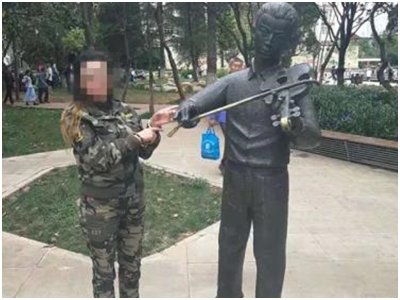 聂耳铜像旁摆不雅动作拍片 云南大妈被行政拘留5日