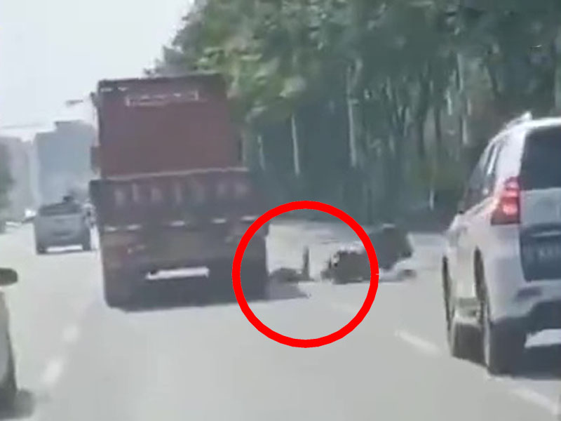 睇手机确认目的地失控 外卖员跌进货车车底遭辗爆头亡