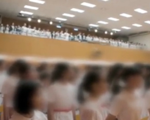 【片段】网传中学学生唱校歌后叫口号 同学齐声响应