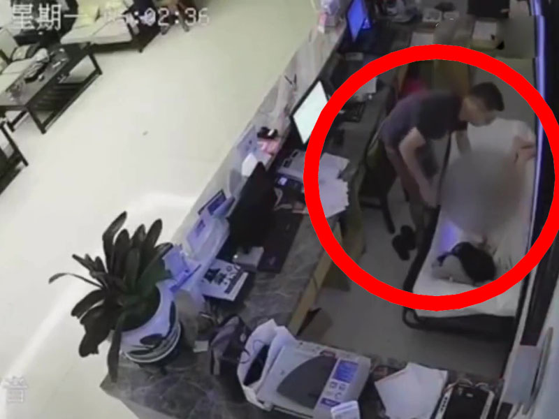 男子酒店大厅猥亵熟睡女子 遭一脚踢开落荒而逃