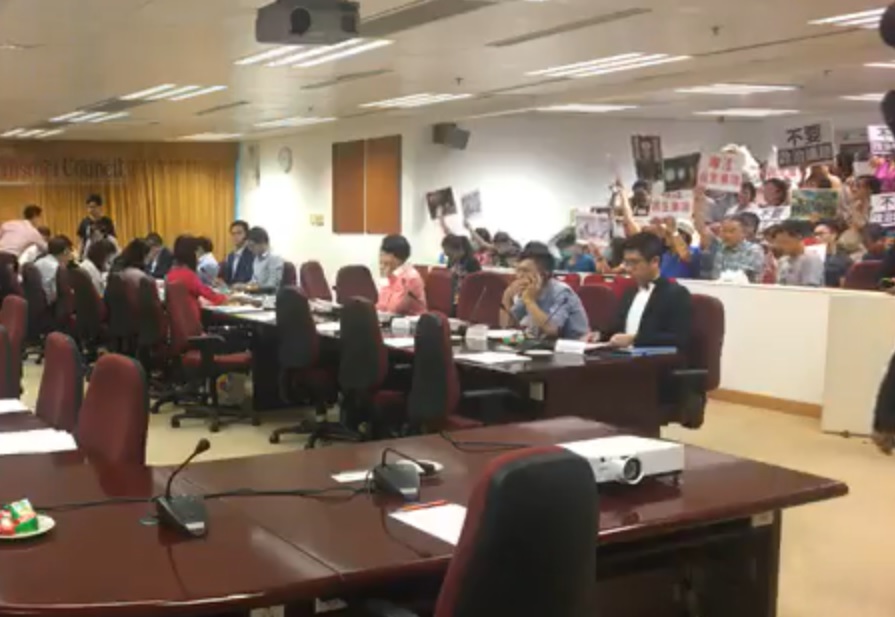 【修例风波】大埔区议会撑反抗议人士爆推撞 1人不适送院