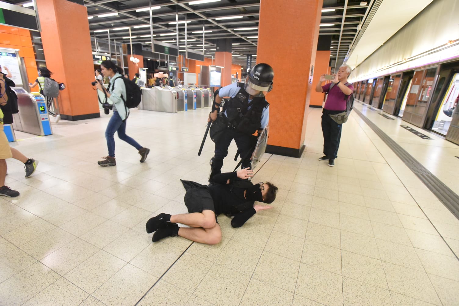 【修例风波】港铁关闭宝琳站 防暴警到站内驱赶示威者
