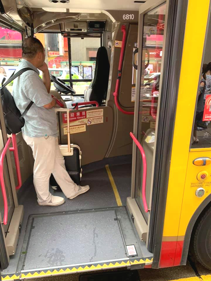 内地客机场巴插队拒认错反骂歧视 出手抓伤女司机