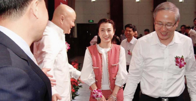甘比以老板身份出席“刘銮雄楼”奠基仪式，气质超然毫无阔太架子