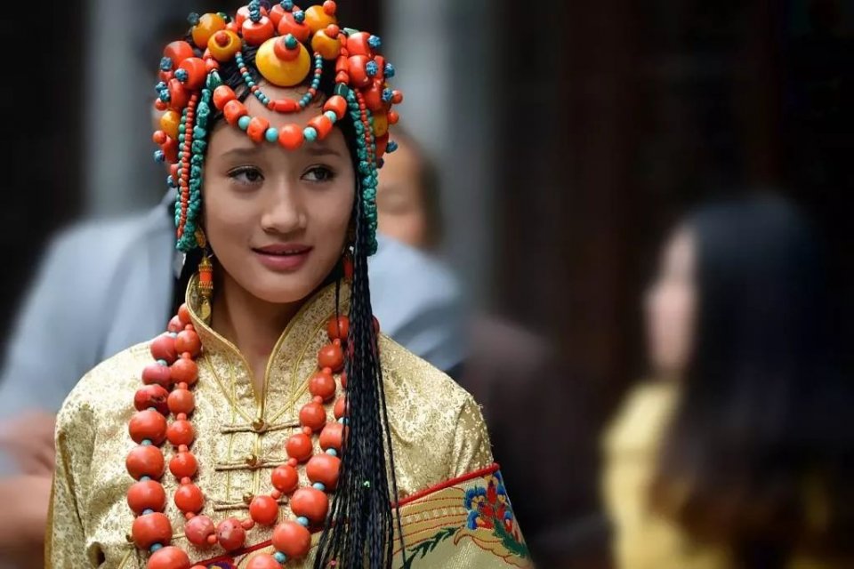 藏族苗族蒙古族的妹子，戴那么重的珠宝颈椎还好么？