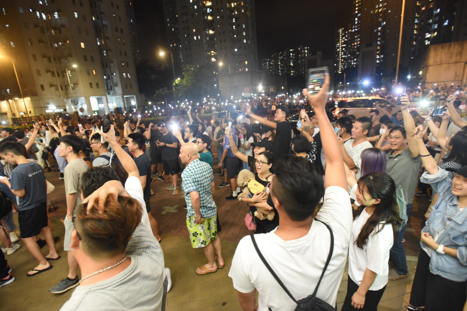 【修例风波】数百人坑口站外聚集 防暴警蓝旗警告散去